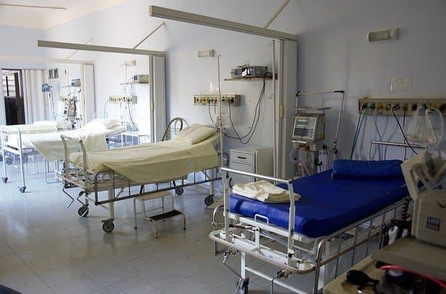 Leitos de hospital aguardando o recebimento de ventiladores pulmonares para atenderem pacientes infectados pela Covid-19