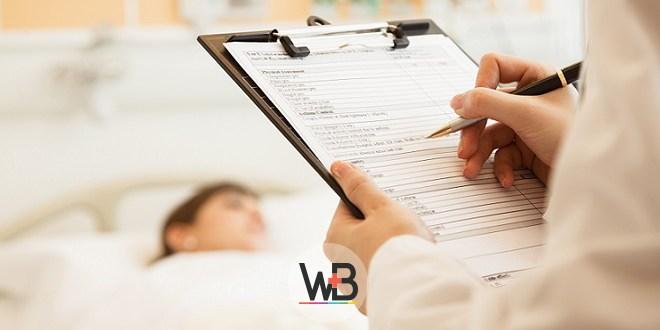 prancheta de médico atendendo paciente com coagulopatia na covid-19