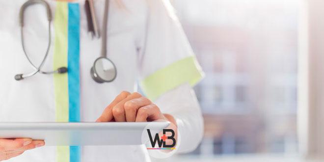 médica olhando prontuário de paciente com covid-19