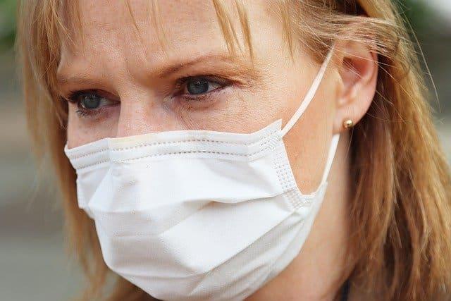 Mulher usua máscara para se previnir durante a pandemia de Covid-19 em uma cidade que tentou instalar cabines de desinfecção.