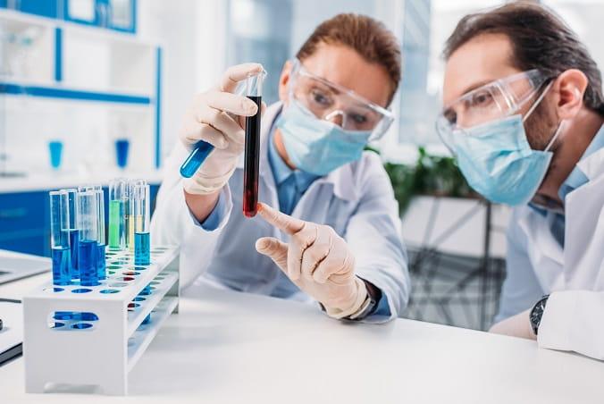 médicos avaliando amostra de sangue de teste diagnóstico para covid-19
