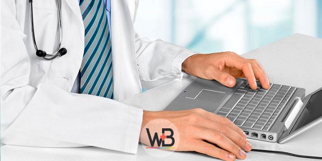 médico usando computador para fazer atendimento remoto de paciente com covid-19