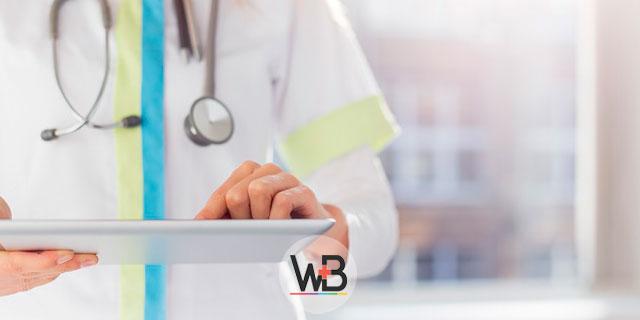 médica usando tablet para saber aspectos oftalmológicos da Covid-19