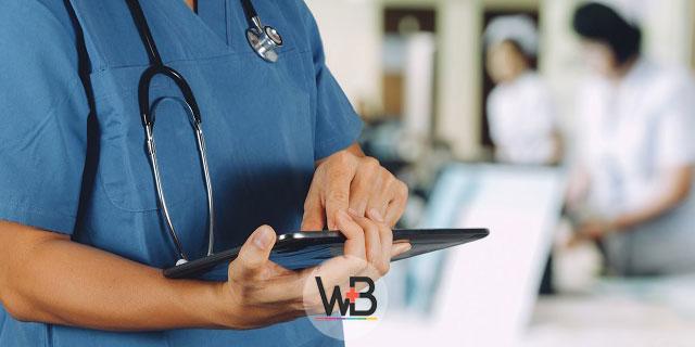 médico escrevendo sobe câncer de pâncreas