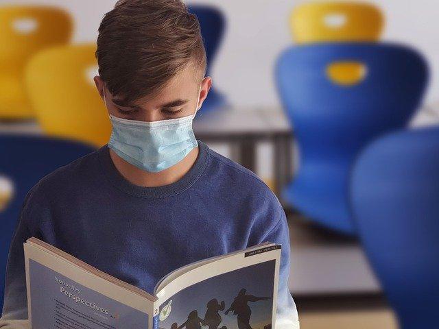 Criança e adolescentes na escola na Europa durante a pandemia de Covid-19