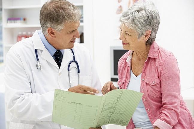 médico avaliando marcha e envelhecimento de paciente idosa