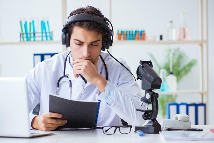 médico usando telemedicina para realizar exame neurológico em paciente