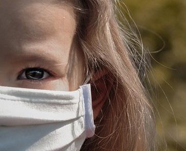 Criança se protege contra a Covid-19 que pode causar síndrome inflamatória multissistêmica em crianças