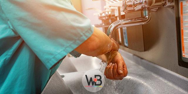 médico lavando as mãos de acordo com os cuidados sobre covid-19