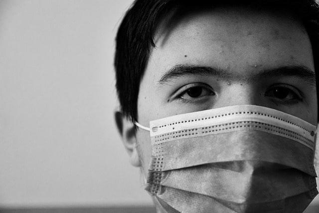 O uso de máscara para prevenção da Covid-19 pode gerar irritação no olho