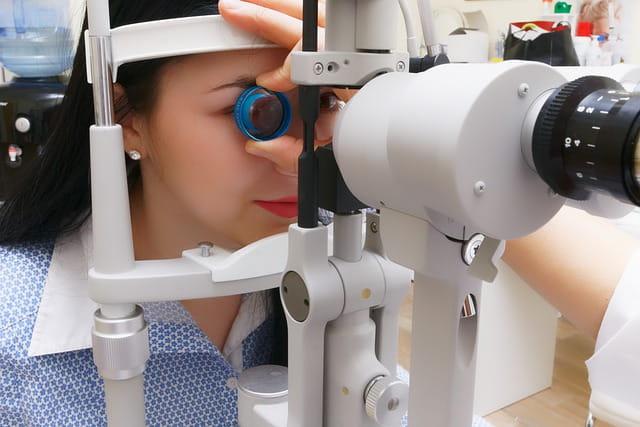 Gestante com glaucoma faz exame oftalmológico