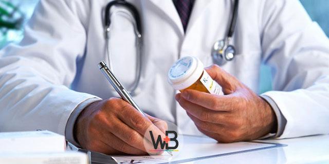médico prescrevendo menor dose de medicamento em paciente com síndrome de descontinuação de antidepressivos