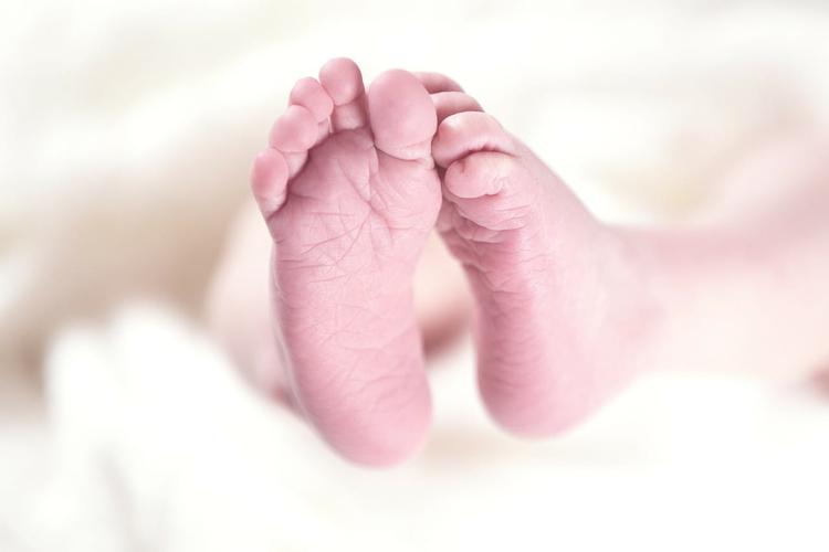 Bebê passa por testes para verificação de imunodeficiências combinadas graves