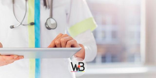 médica avaliando prontuário de bebê com invaginação intestinal