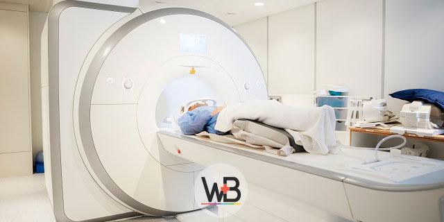 paciente com suspeita de acromegalia fazendo ressonância magnética