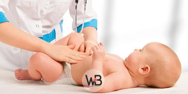 médica consultando bebê com torcicolo congênito