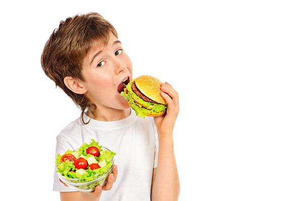 Estudo sobre as impressões geradas com propagandas de marcas de alimentos e bebidas não saudáveis.