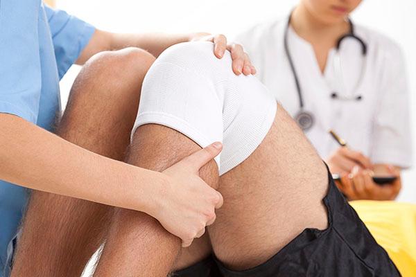 O tratamento com artroscopia do joelho é frequentemente realizado em pacientes após falha de tratamento conservador. Funciona a longo prazo?