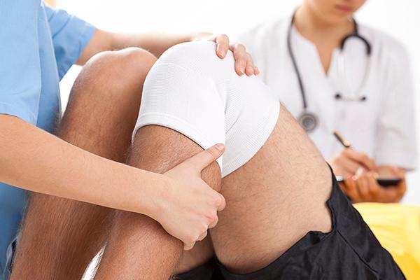 Um estudo reporta a possibilidade de se confundir o ligamento intermeniscal com lesões dos cornos anteriores dos meniscos,