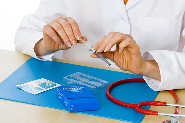 médico avaliando material que causou reação de anafilaxia em paciente