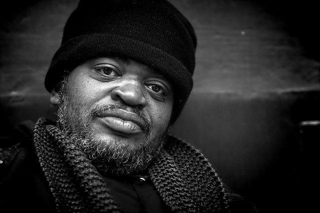 Acompanhamento leigo por telefone ajuda na diminuição do sentimento de solidão?