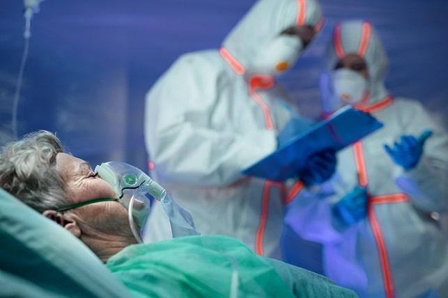 médicos acompanhando paciente com covid-19 e infecções hospitalares