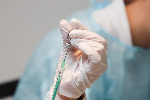 mão de técnico segurando vacina de imunização contra a covid-19