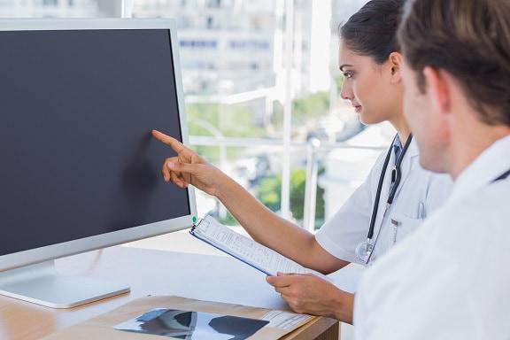 Médica lê sobre Doença cardiovascular e doença renal crônica