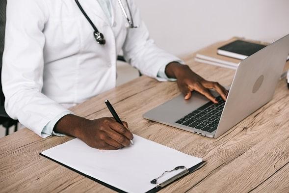 Médico faz teleconsulta durante pandemia