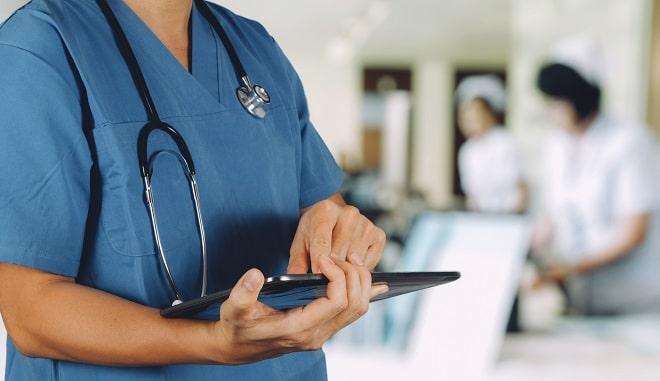 médico segurando prancheta de pacientes com intoxicações agudas