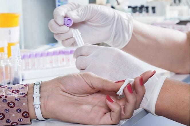 mão de paciente fazendo testes sorológicos após vacinação