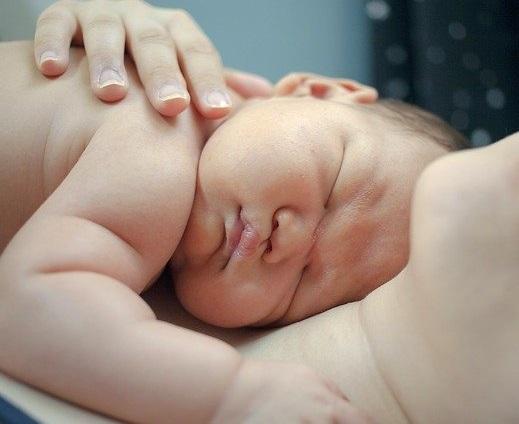 Relato do caso de uma mãe sob ventilação mecânica tendo contato pele a pele de seu recém-nascido