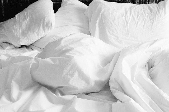 cama vazia de pessoa com hipersonia idiopática