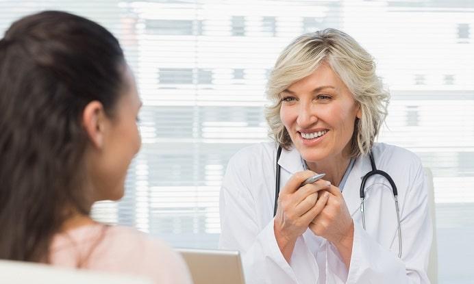 médica conversando com paciente sobre prevenção cardiovascular