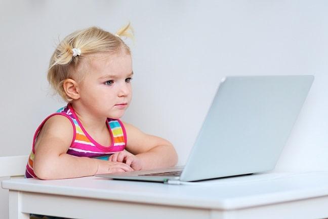 menina que aumentou seu tempo de tela durante a pandemia