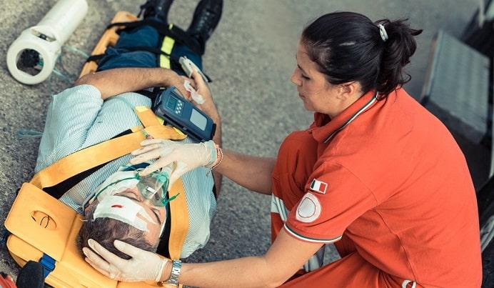 médicos realizando PCR extra-hospitalar com epinefrina