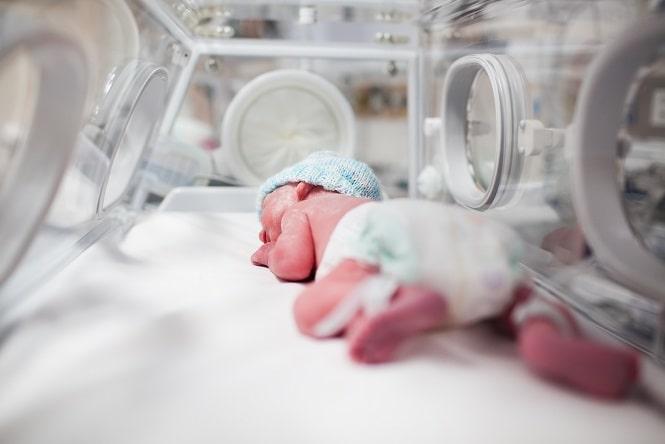 bebê com vasculite sistêmica neonatal