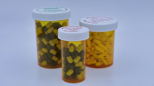 três embalagens cheias de cápsulas de remédio