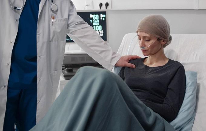 médico conversando com paciente com câncer que fará terapia gênica