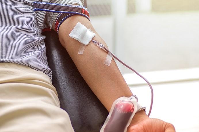 doador de sangue fazendo doação em um momento de queda