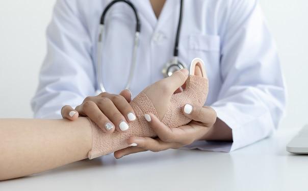 médico consultando paciente com lesões de ponta de dedo