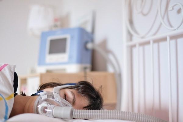paciente usando BiPAP, ventilação não invasiva