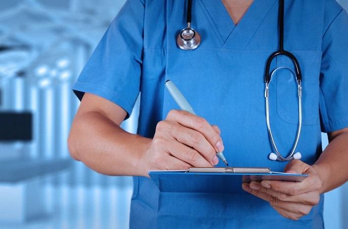 médico escrevendo sobre os vasopressores na sepse