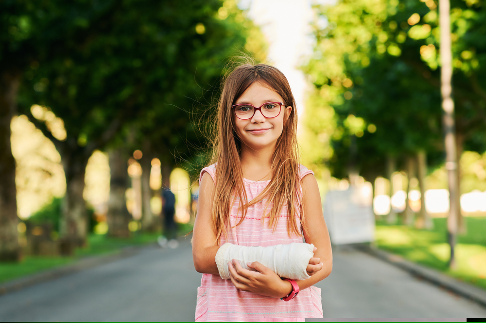 criança com braço quebrado