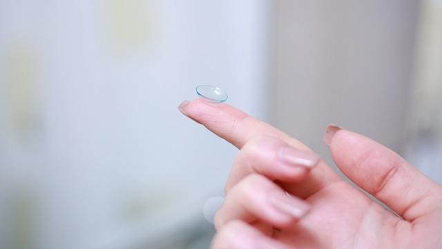 Como é o desempenho das lentes esclerais personalizadas e ajustáveis
