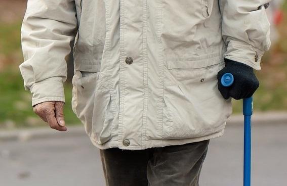 Qual é o impacto da cimentação na mortalidade após artroplastia total de quadril