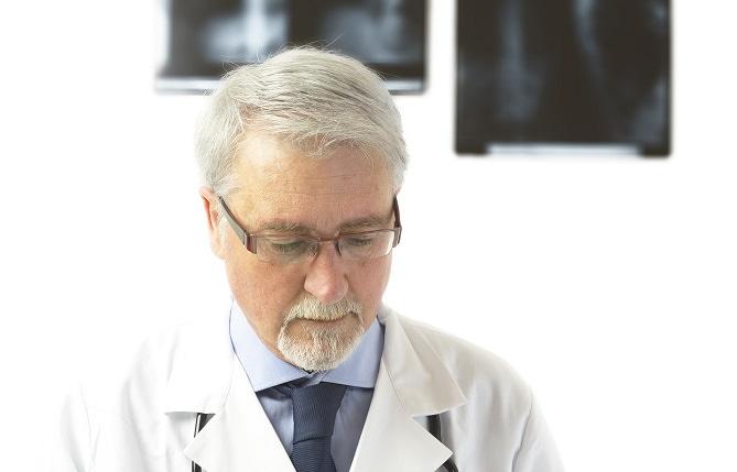 Qual é a epidemiologia das fraturas de quadril entre indivíduos com esquizofrenia?