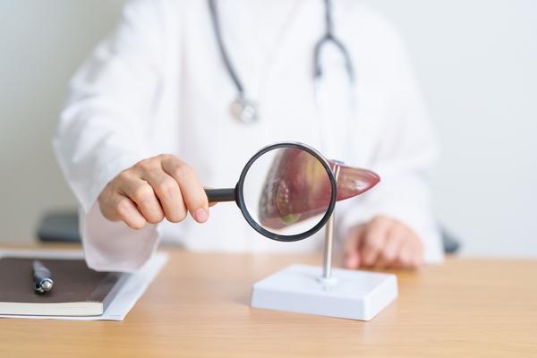 Na maioria dos casos a hepatite A (hepatite infecciosa) tem curso benigno com os riscos aumentando com a idade, sua transmissão mais comum é por via fecal-oral, por meio de água e alimentos contaminados.