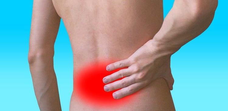 Homem com dor lombar