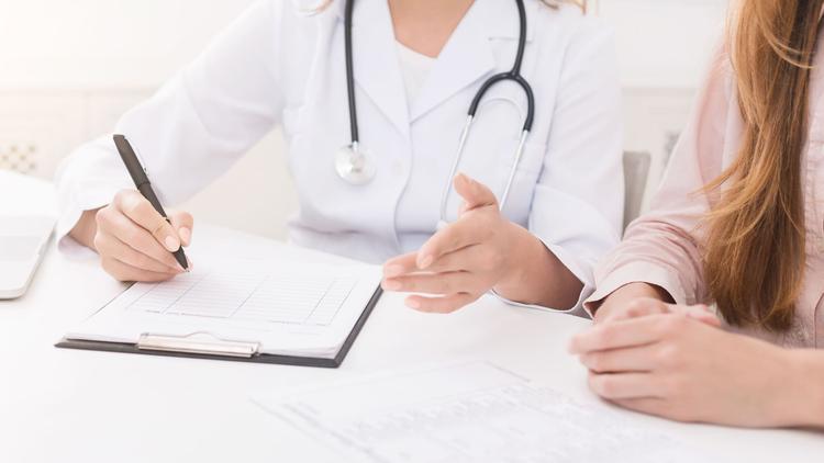 Médica em atendimento com paciente com síndrome de Behçet